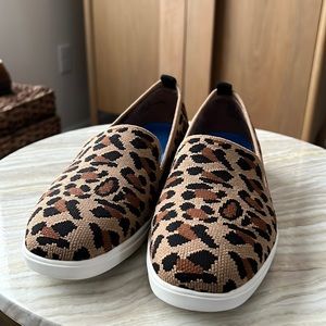 Size 7 women’s Me Too stretchy slip ons! Never worn!